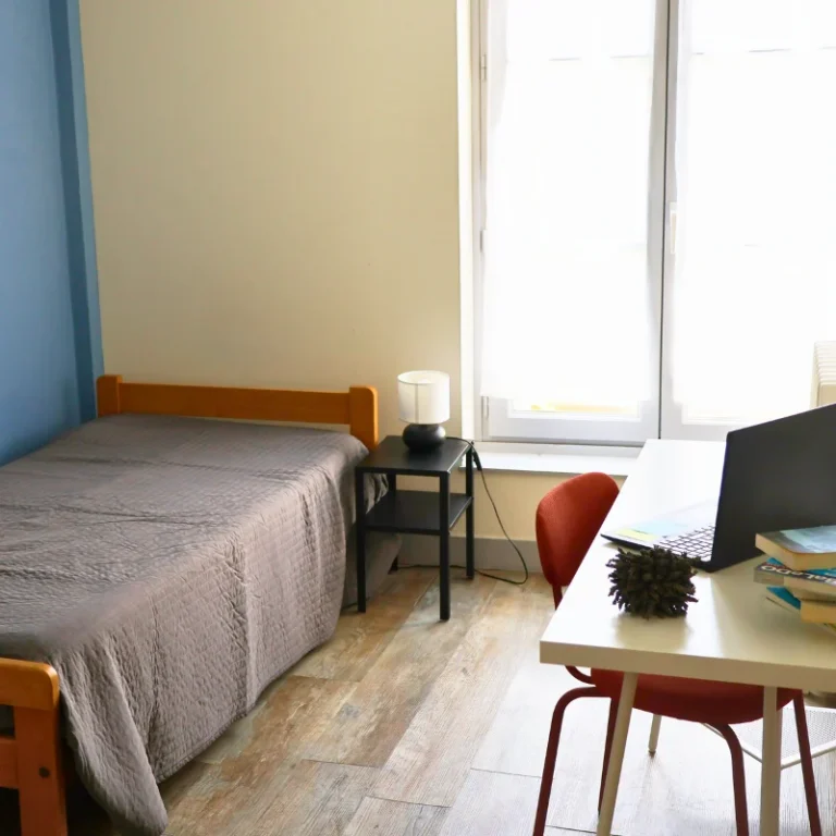 chambre individuelle bureau, logement inclusif et solidaire au Hameau saint-Michel à Tours