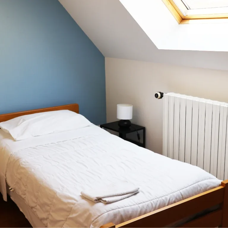 chambre individuelle bureau, logement inclusif et solidaire au Hameau saint-Michel à Tours