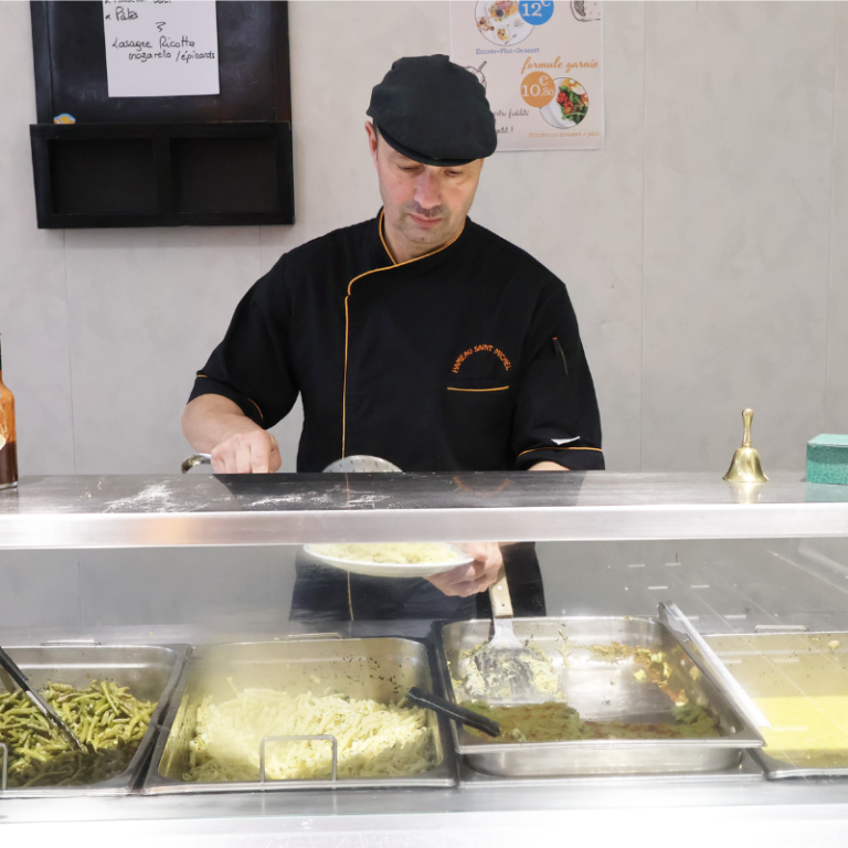 chef cuisinier service : "Un restaurant associatif, au coeur de la ville de tours avec le Hameau Saint-Michel